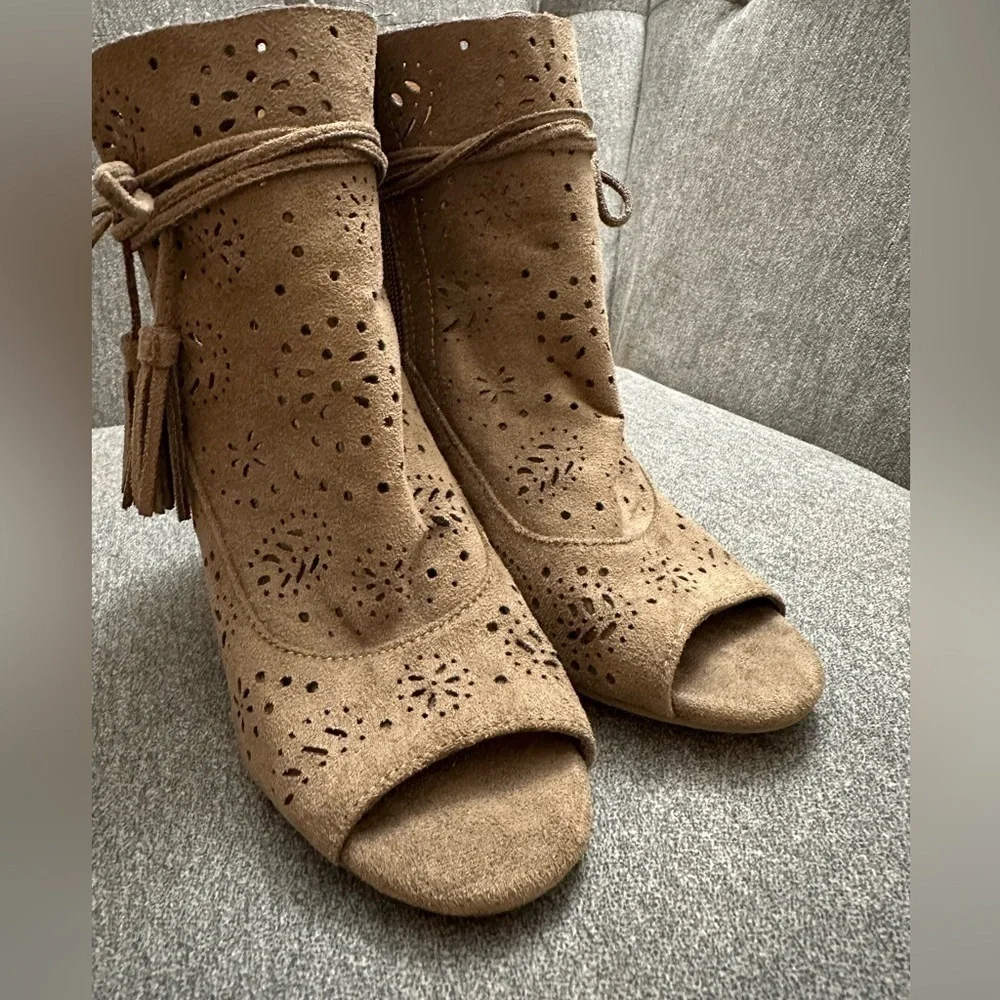 Jellypop Faux Leather Heeled Sandals Size 5.5